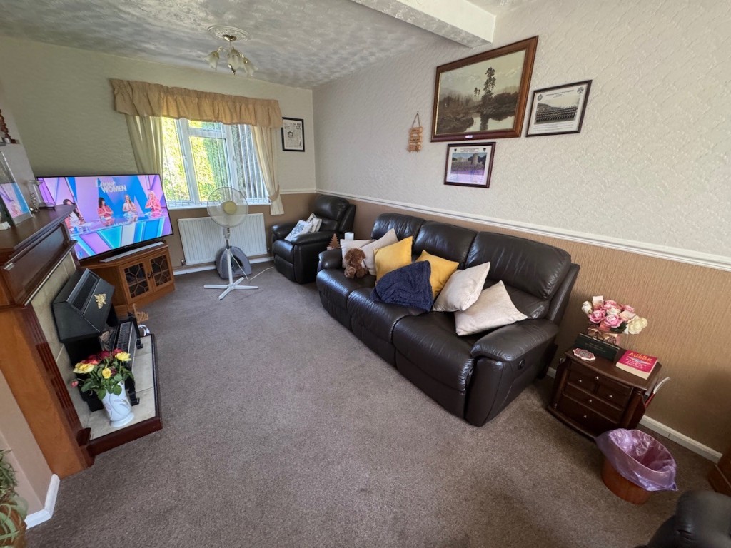 Lot: 137 - THREE-BEDROOM SEMI-DETACHED HOUSE - RESIDENTIAL INVESTMENT - Living room